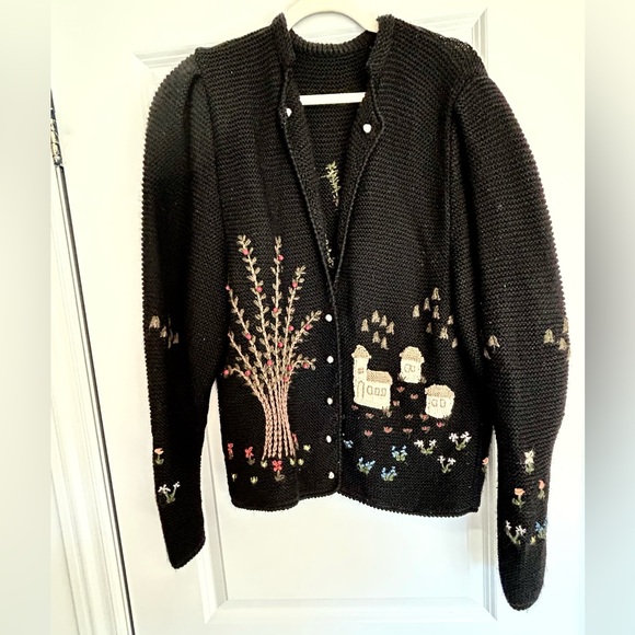 Beautiful vintage embroidered sweater - Picture 2 of 3